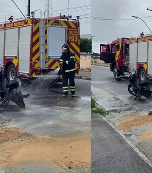 Motocicleta pega fogo e mobiliza Corpo de Bombeiros em Penedo