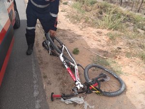 Carro bate em duas bicicletas na AL-101 Sul em Marechal Deodoro.