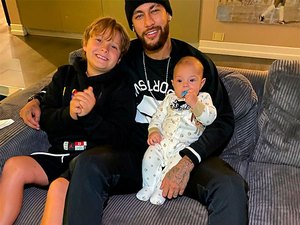 Neymar posa com Davi Lucca e Valentin, filho de Carol Dantas; confira!