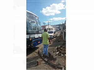 [Vídeo] Ônibus desgovernado atinge muro de residência em São José da Laje