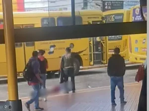 Mulher morre após correr para pegar ônibus, tropeçar e ser atropelada em terminal