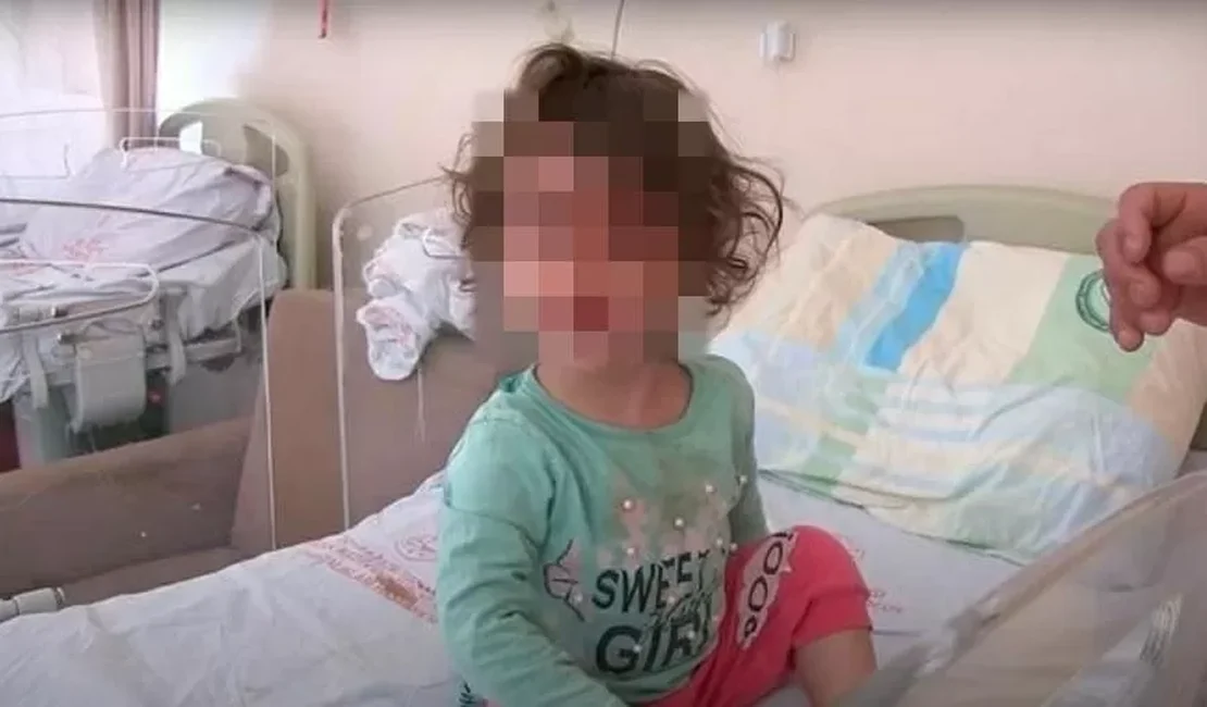 Menina de 2 anos dá dentada e mata cobra que a atacou: 'Estava brincando'