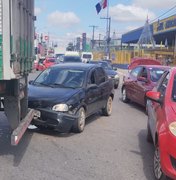 [Vídeo] Colisão traseira entre carro de passeio e carreta é registrada em Arapiraca