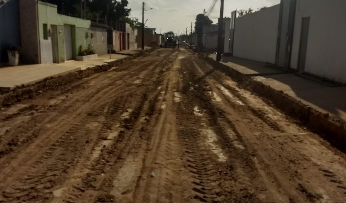 Prefeitura inicia obras de pavimentação no bairro Santa Esmeralda