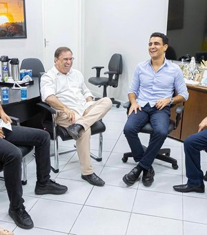 Luciano Barbosa recebe JHC e Rodrigo Cunha em seu gabinete, em Arapiraca