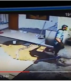 [Vídeo] Câmera flagra suposto assaltante invadindo casa em bairro de Arapiraca