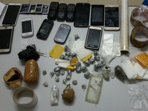 Drogas, celulares e dinheiro são apreendidos em barracos em frente ao Presídio do Agreste