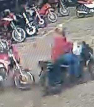 [Vídeo] Motoqueiro furta capacete dentro do campus da Ufal em Arapiraca