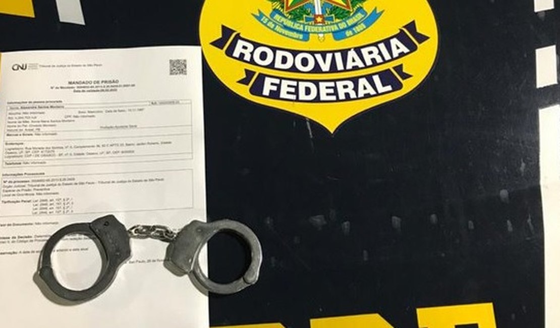 Foragido da Justiça por roubo é preso pela PRF com quase R$ 4 mil
