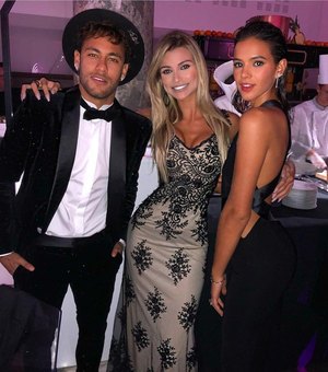 Neymar celebra 26 anos com festa de gala