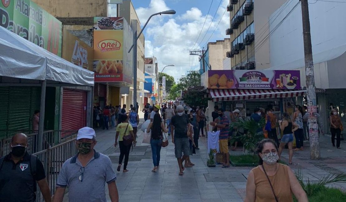 Reabertura de lojas provoca movimento de pessoas no Centro de Maceió