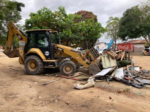 Convívio Social remove construções irregulares em área verde no Eustáquio Gomes