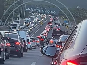 Blitz da Lei Seca provoca congestionamento de mais de cinco quilômetros
