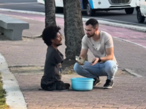Homem que vende doces na orla de Maceió recebe ajuda após cadeira de rodas quebrar