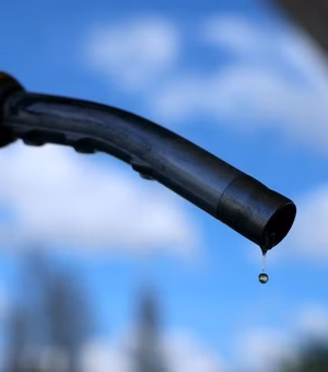 Petróleo passa de US$ 100 mesmo após EUA liberarem compra de barris russos