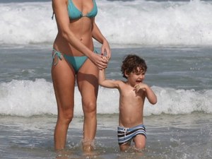 Letícia Birkheuer brinca com o filho em praia