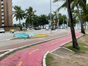 Carro colide e derruba poste metálico na orla da Praia de Ponta Verde