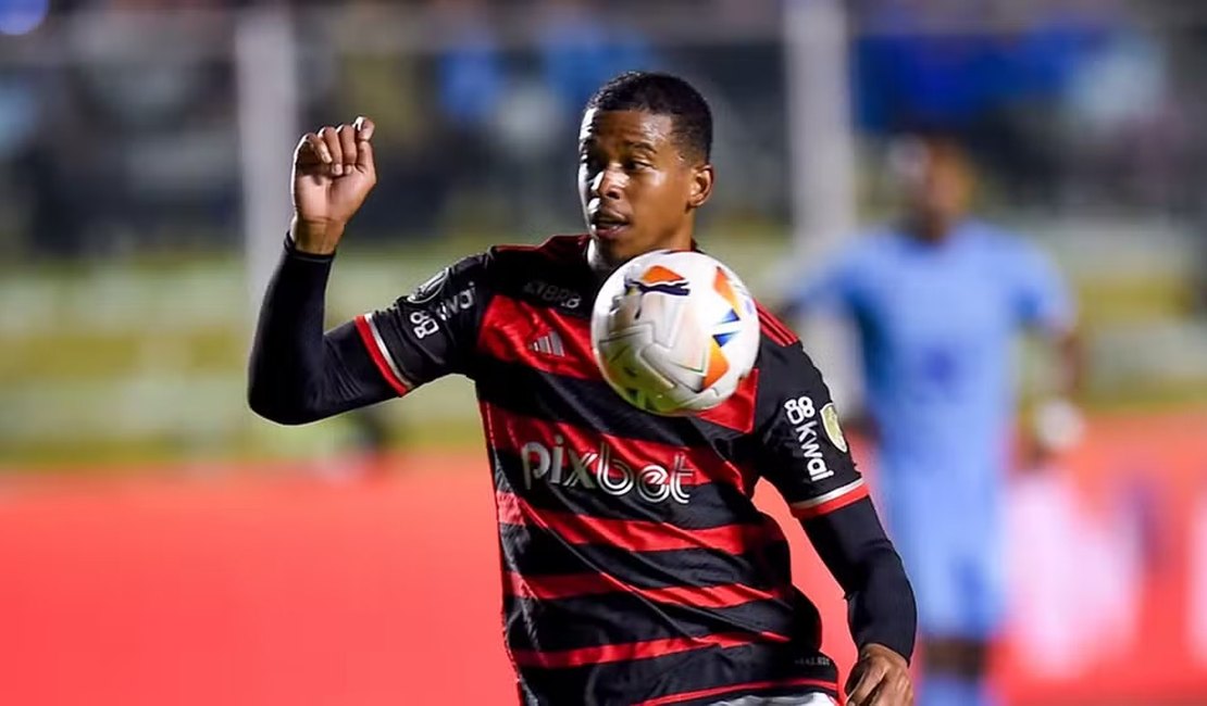 Emprestado pelo Flamengo, atacante sofre grave lesão na cabeça e  deixa jogo de ambulância na Série B