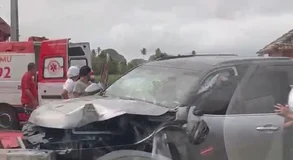 Mulher fica ferida em colisão entre carros na AL-101 Sul, em Marechal Deodoro