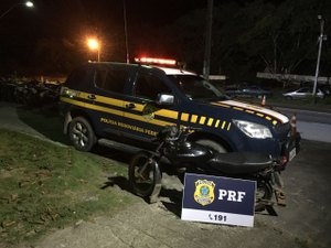 PRF recupera moto roubada após condutor se envolver em acidente na BR-316