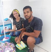 Casal de namorados vende flau em porta de escola com o objetivo de viajar  para o exterior  