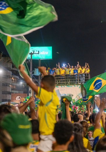 Passeata reúne milhares em Maceió e Deputado Fabio Costa celebra