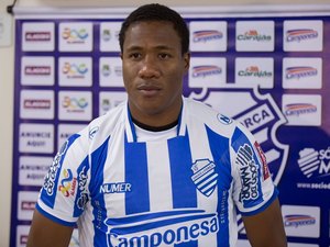 Equatoriano Daniel Angulo é regularizado e pode defender o CSA diante do ASA