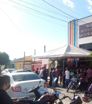 [Vídeo] Fiéis se despedem de pastor Leonardo Tomaz durante velório em Arapiraca