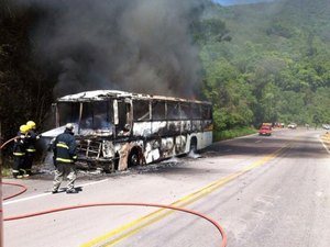 Ônibus que levava torcedores do Atlético para o Rio de Janeiro pega fogo na BR-040