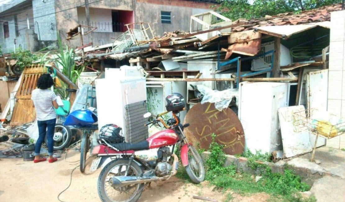 Superintendência encontra 30 toneladas de lixo em casa de idoso