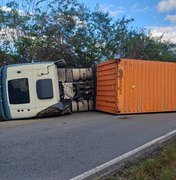 Rodovia é totalmente interditada após caminhão tombar na BR-101, em Flexeiras