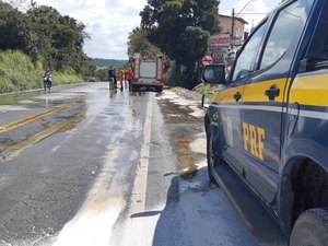 Carreta derrama carga e causa lentidão na BR-101, em São Miguel dos Campos