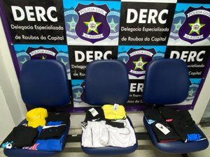 Polícia prende envolvido em roubo de loja de roupas e recupera parte do material roubado