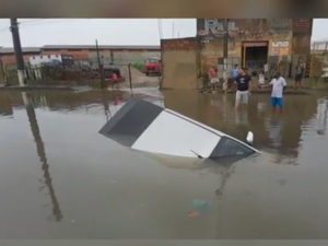 [Vídeo] Carro cai em valeta e fica submerso no Mercado da Produção