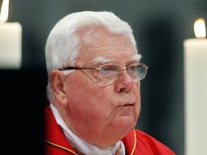 Morre o cardeal americano Bernard Law, envolvido em escândalo de pedofilia