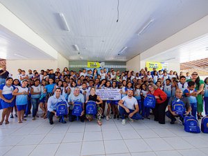 Centenas de estudantes do contraturno recebem kits esportivos