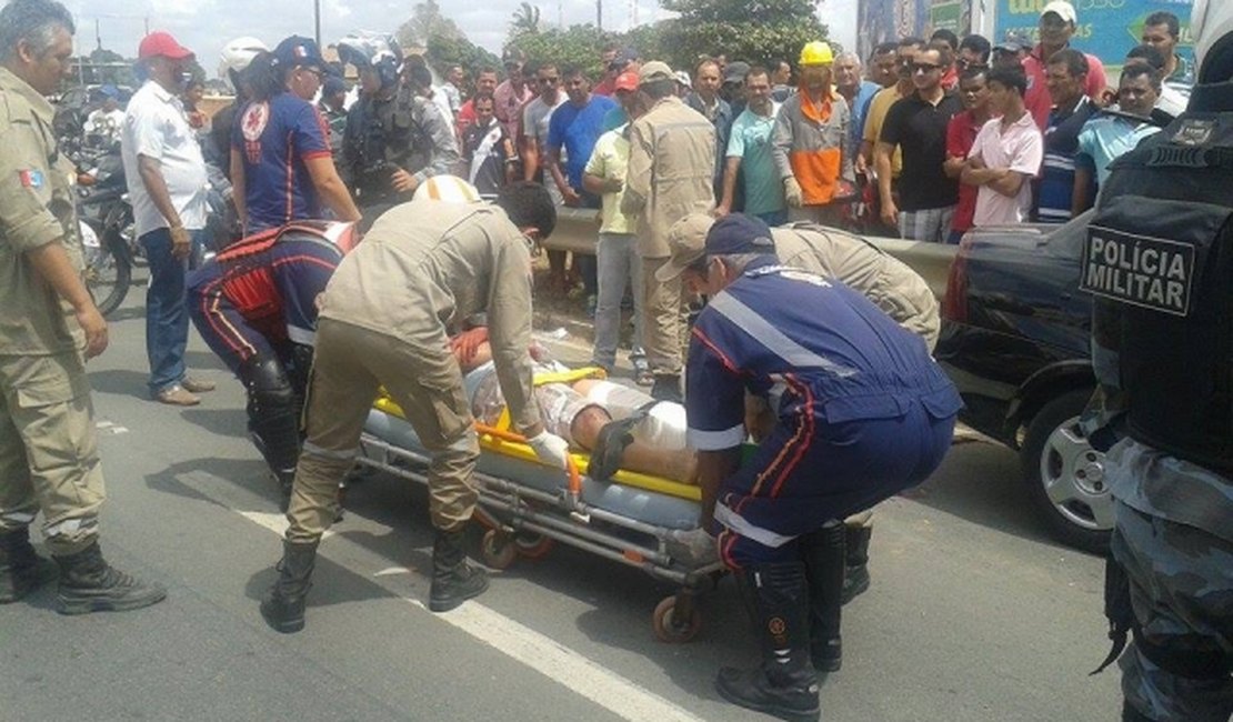 Motociclista sofre fratura na perna ao tentar pular canteiro na AL-220; veja o vídeo