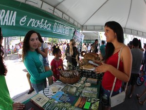 Nossa Praia leva atividades às mulheres na rua fechada da Pajuçara
