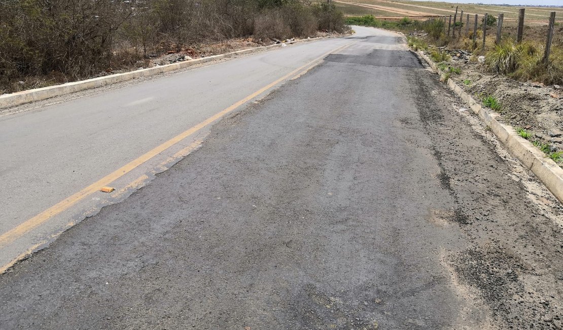 [Vídeo] Após apelo de moradores, Estado e Município consertam estrada na Vila Fernandes