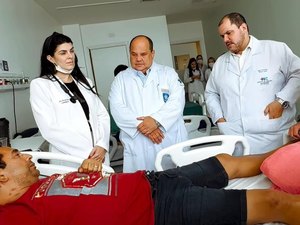 Secretário da Saúde de AL visita paciente internado no HC e garante realização de cirurgia