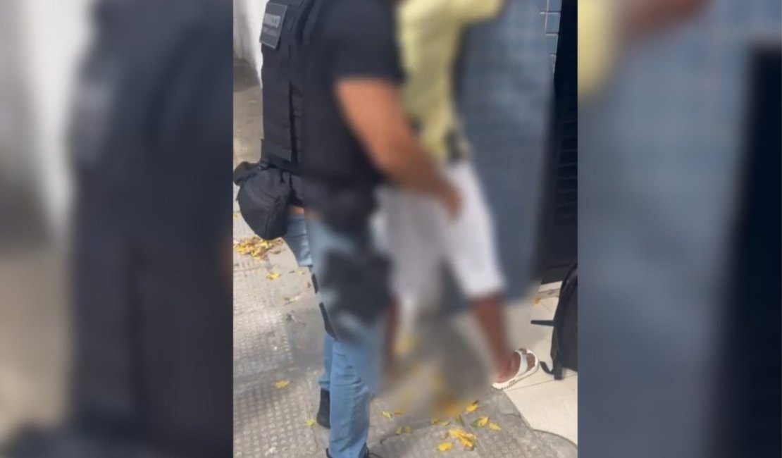 [Vídeo] Condenado por roubo é preso quando trabalhava como pintor em edifício na Ponta Verde