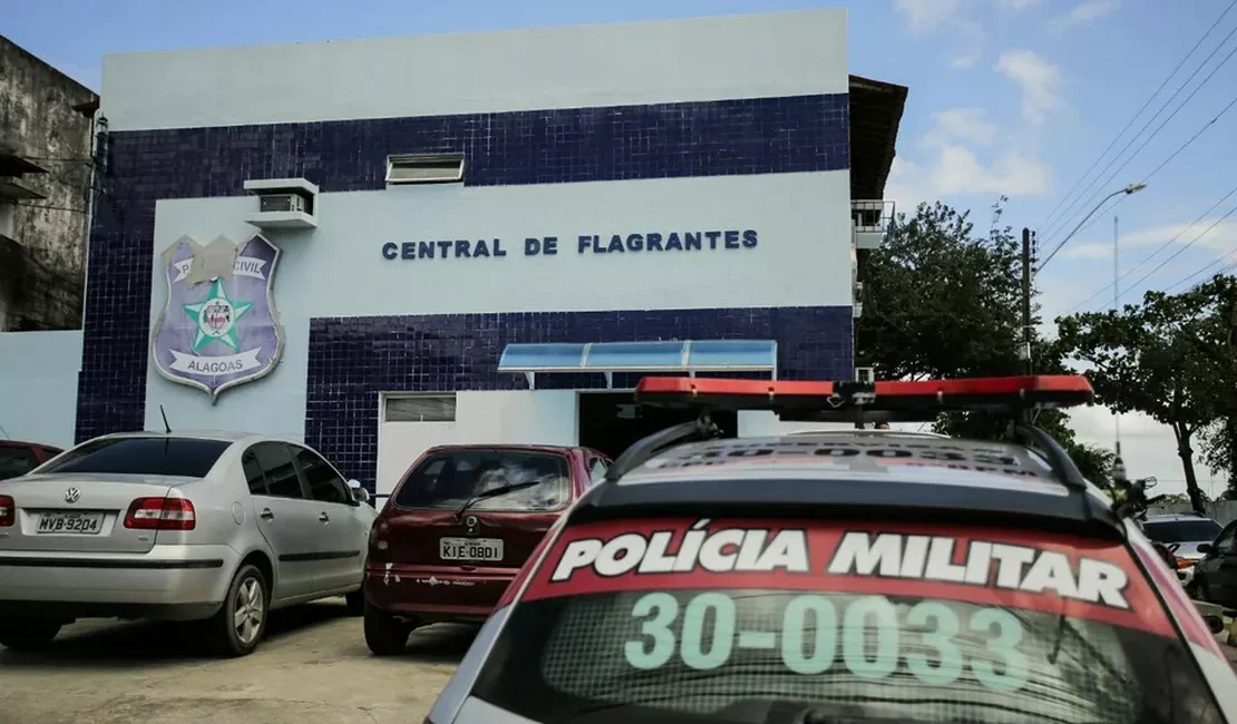 Polícia encontra drogas escondidas em área de mata na Chã da Jaqueira, em Maceió