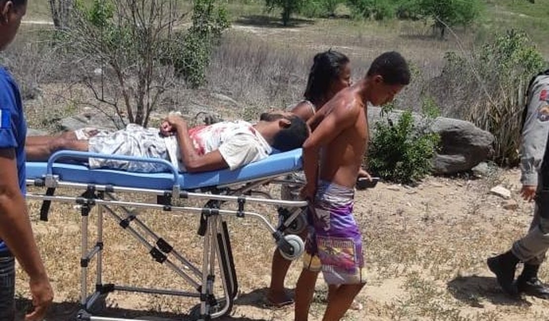 Feridos a tiros em Traipu, homens são socorridos até o Hospital de Emergência do Agreste 