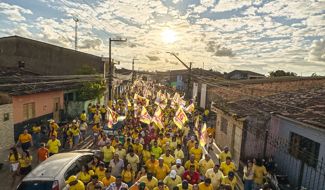 Caminhada do 15 reúne mais de 10 mil eleitores de Fernando Cavalcante e Ramon Dantas