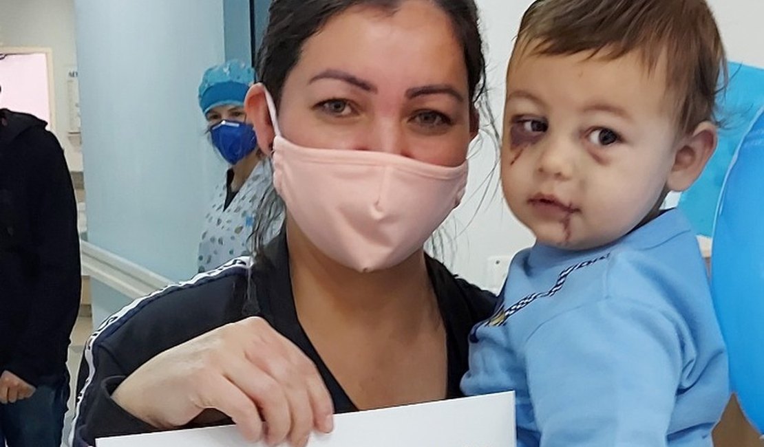 Bebê ferido em ataque a creche de SC recebe alta médica no Dia das Mães