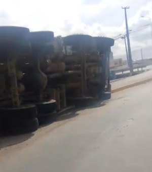 Caçamba cheia de entulho tomba em curva na AL-110 em Arapiraca