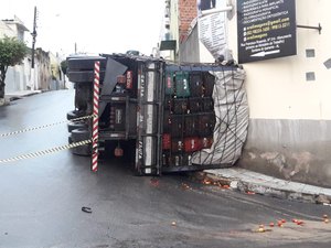 Caminhão com carga de tomate tomba no centro de Santana do Ipanema 