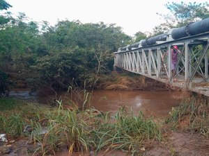 [Vídeo] Sem previsão de reconstrução de ponte, moradores usam estrutura de adutora para chegar ao trabalho