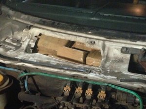 [Vídeo] Mais de 55kg de maconha prensada são encontrados dentro de carro