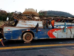 Ônibus que saiu de Arapiraca estava superlotado, diz delegada sobre acidente na BR-146